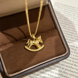 Collier pendentif cheval à bascule doré en argent S925 avec texture martelée élégante