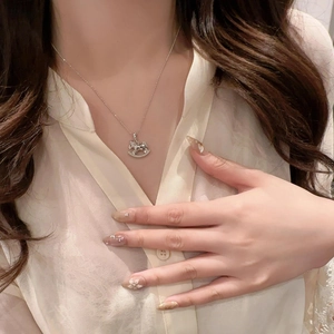 Gros plan du collier cheval à bascule en argent S925 avec zircons brillants sur le cou