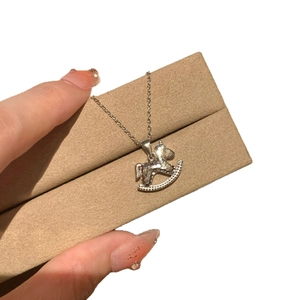 Élégant collier en argent S925 avec pendentif cheval à bascule scintillant effet glace pilée