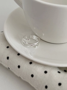 Vue rapprochée bague multicouche en argent S925 avec design croisé poli et brillant
