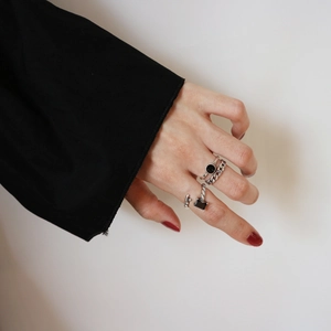 Ensemble de bagues croix vintage en argent S925 avec pierres noires sur modèle