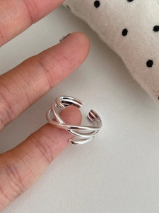 Détail de la bague géométrique en argent S925 montrant le design ouvert ajustable