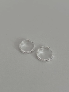 Vue macro de créoles torsadées en argent sterling S925 avec détails en micro-zirconium