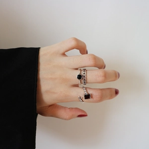 Ensemble de trois bagues vintage en argent S925 avec pierres noires portées