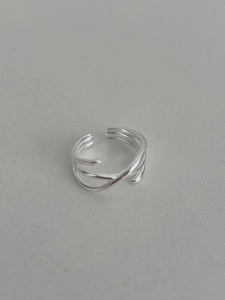 Bague multicouche en argent S925 au design minimaliste avec une finition élégante