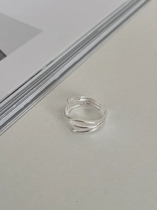 Bague ouverte en argent S925 au design minimaliste croisé avec finition polie brillante