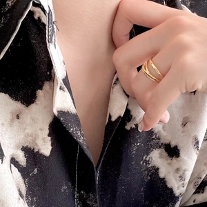 Minimalist gold multi-layer S925 silver overlapping rings for women shown on index finger