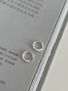 Vue détaillée de créoles en argent sterling S925 poli au design minimaliste chic