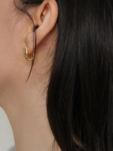 Boucles d'oreilles minimalistes en argent 925 doré avec zircon portées par un mannequin de près