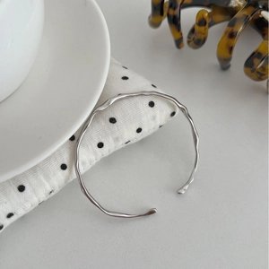 Minimalist S925 silver irregular wave open bangle with organic textured surface
