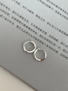 Vue détaillée des boucles d'oreilles créoles minimalistes en argent S925 au fini poli