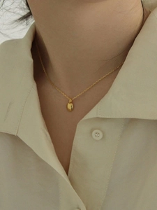 Collier minimaliste en argent 925 avec pendentif cœur doré présenté sur un modèle