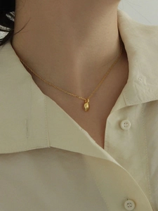 Collier en argent 925 avec pendentif grain doré porté par un mannequin de mode