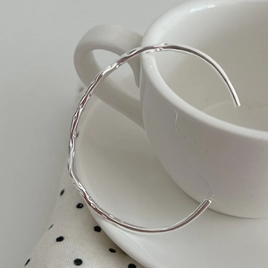 Minimalist S925 sterling silver open cuff bracelet with hammered liquid metal texture