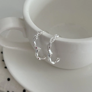 Boucles d'oreilles créoles C en argent S925 torsadé avec détails en zircone cubique