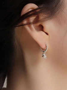 Boucles d'oreilles nœud en argent 925 avec créoles perlées portées avec élégance