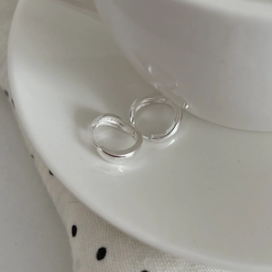 Boucles d'oreilles créoles épaisses en argent S925 sur support céramique blanc