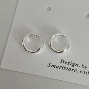 Boucles d'oreilles créoles minimalistes en argent S925 avec texture lave torsadée