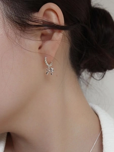 Élégantes créoles en argent sterling 925 avec pendentifs rose délicats portées par un mannequin