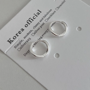 Créoles en argent sterling S925 poli au design minimaliste avec fermoir circulaire