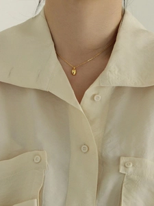 Détail du collier en argent 925 avec un pendentif ovale minimaliste en grain doré