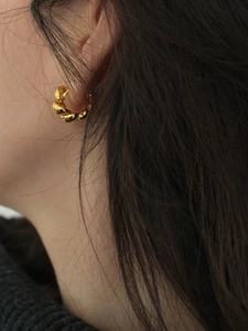 Minimalistische gedrehte Creolen aus 925er Sterlingsilber mit elegantem Gold-Spiraldesign