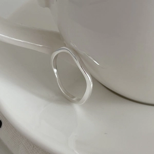 Minimalist S925 sterling silver wavy adjustable open ring on a white ceramic surface