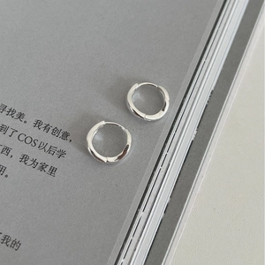 Créoles minimalistes en argent sterling S925 avec finition polie sur fond de magazine