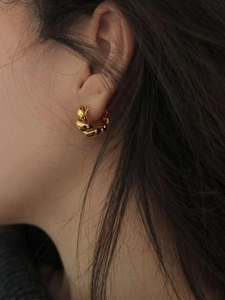 Poliertes Gold Twisted Hoop Ohrringe im minimalistischen Croissant Stil für Damen