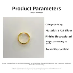 Détail macro d'une bague en argent sterling 925 doré avec une texture ondulée
