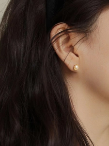 Elegant 925 sterling silver shell freshwater pearl stud earrings for women on ear