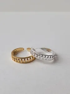 Détail des bagues vintage évidées en argent sterling S925 en finitions or et argent