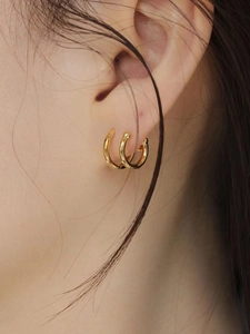 Vue détaillée de boucles d'oreilles doubles cercles en argent 925 avec finition dorée
