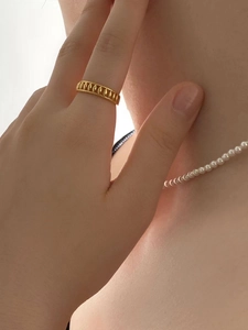 Bague vintage ajourée en argent 925 doré avec motif de feuilles sur la main