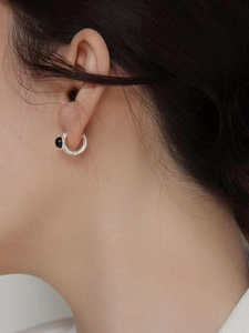 Minimalist S925 sterling silver hoop earrings with woven texture and black gemstone accent