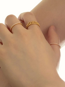 Ensemble de trois bagues en argent 925 plaqué or avec texture tressée et zircons brillants