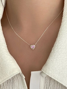 Élégant collier en argent 925 avec pendentif cœur en zircone rose sur une chaîne dorée
