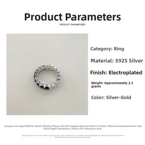 Détail macro d'une bague en argent S925 sertie de zircons carrés avec placage poli