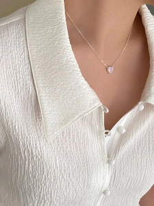 Collier en argent 925 avec pendentif cœur en zircon rose porté par un mannequin