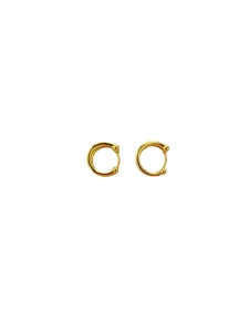 Créoles doubles minimalistes en argent sterling 925 doré pour femmes sur fond blanc
