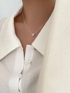 Détail du collier avec cœur en zircon rose en argent S925 porté sur la clavicule
