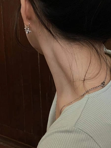 Parure boucles d'oreilles chien ballon et collier en argent S925 portés par un mannequin