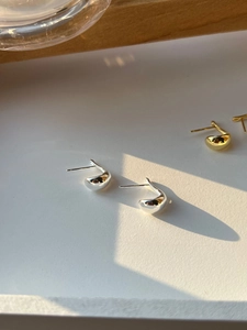 Polished 925 sterling silver teardrop earrings in gold and silver finish with long shadows