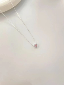 Collier en argent sterling 925 avec pendentif cœur en zircon rose sur une chaîne fine