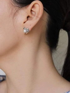 Elegant 925 sterling silver heart-shaped stud earrings with round white pearl accents