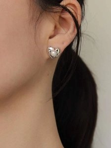 Elegant 925 sterling silver heart-shaped stud earrings with round pearl on female model