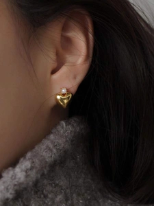 Minimalist 925 sterling silver heart earrings with white pearl detail on ear
