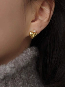 Elegant 925 sterling silver heart-shaped pearl earrings with gold-plated finish on model