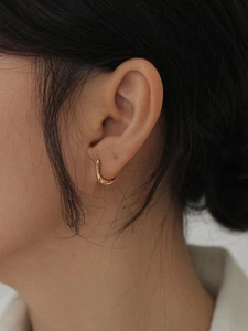Elegant 925 sterling silver bow knot stud earrings with polished gold lava-style design