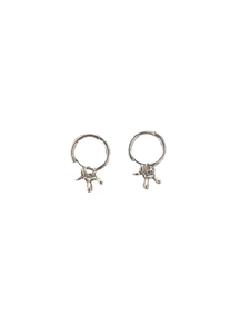 Créoles minimalistes en argent 925 avec pendentif chien ballon mignon sur fond blanc